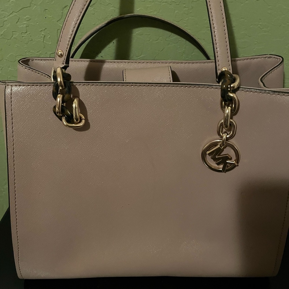 Original MK purse. Used in very good condition